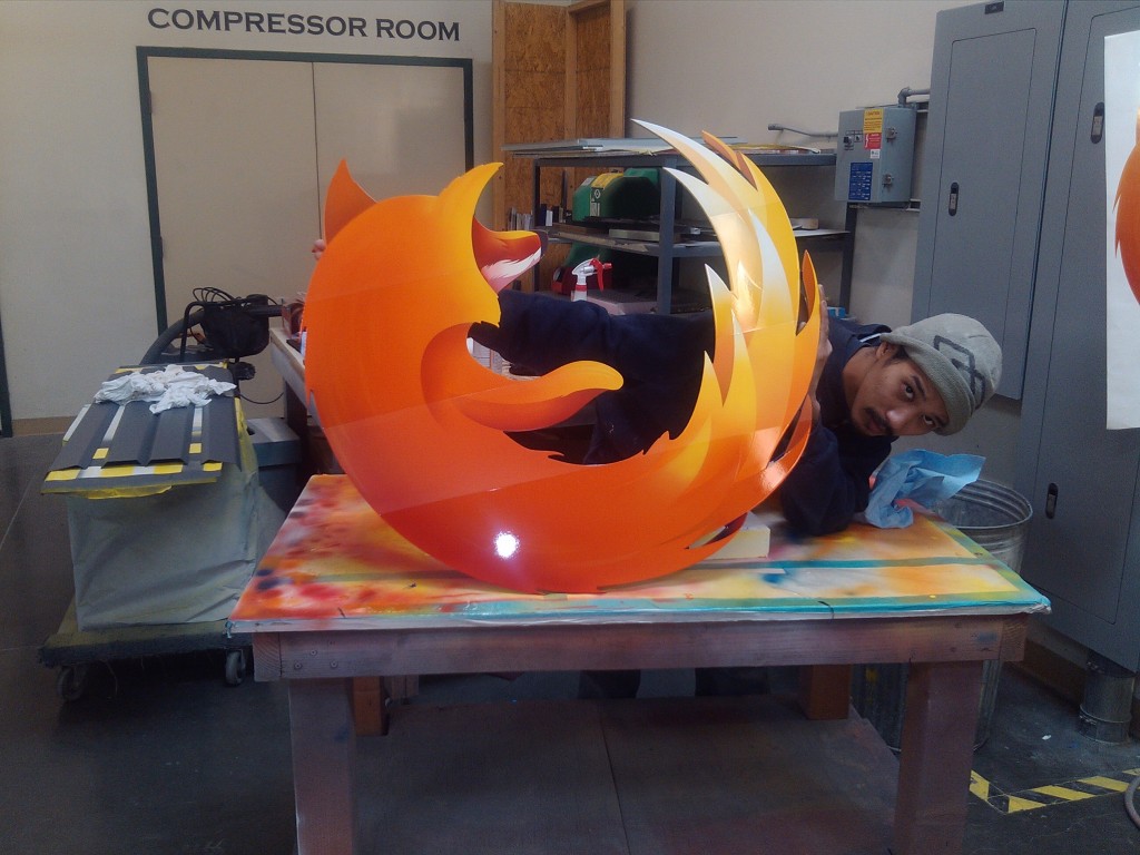 正在噴漆上色的 Firefox 標誌。